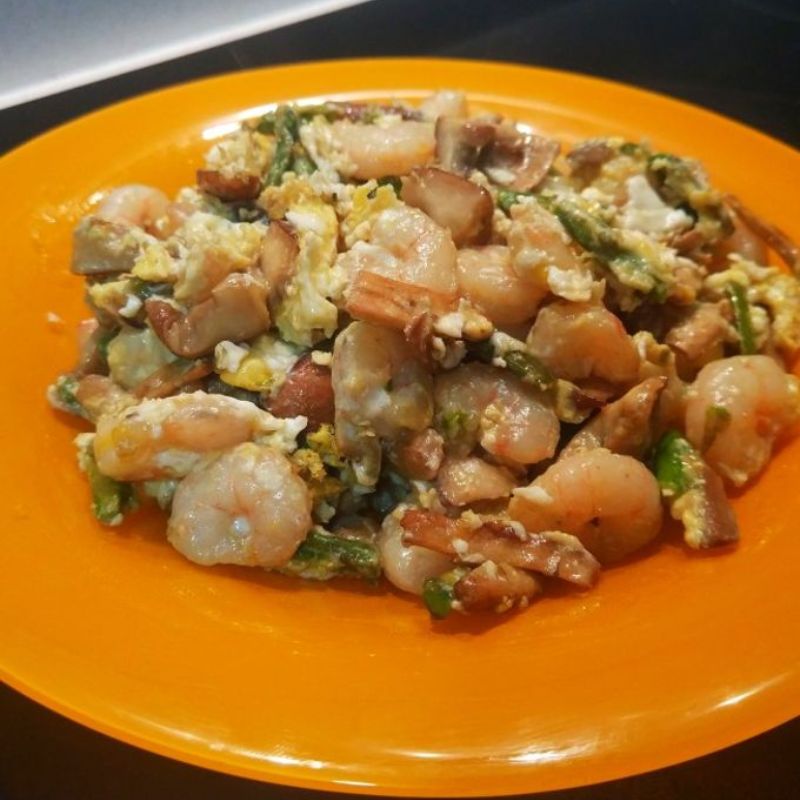 Revuelto setas, trigueros y gambas